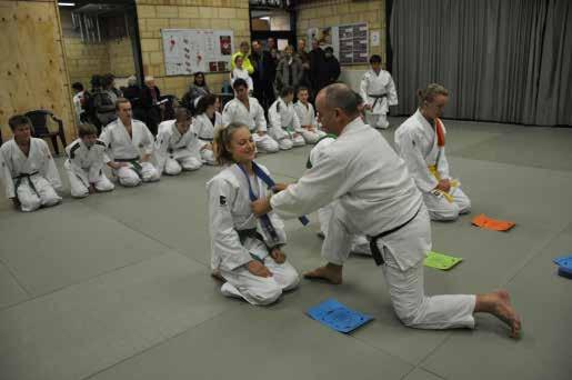 Op deze manier kunnen de kandidaten in alle rust hun examen afleggen en worden niet gestoord door anderen. Zestien van onze judoka namen deel aan het examen.