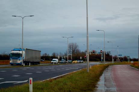 Foto's locatie-onderzoek Foto 1: kruispunt N57-Vissersweg gezien vanuit de richting Ouddorp Foto 2: vrachtwagen passeert