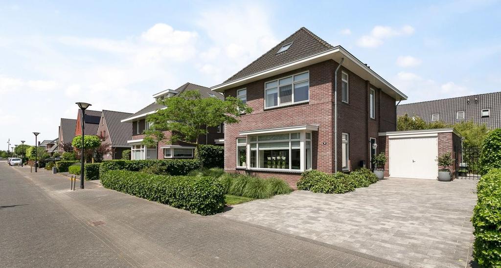 kenmerken soort woning vrijstaande woning woonoppervlakte 155 m² perceeloppervlakte 411 m² inhoud 545 m³ kamers 5 slaapkamers 3 vraagprijs 529.000 k.k. Velpstraat 19 5036 TH Tilburg omschrijving VELPSTRAAT 19 TILBURG Sfeervolle vrijstaande woning gebouwd in jaren '30 stijl gelegen in de gewilde wijk "Koolhoven".