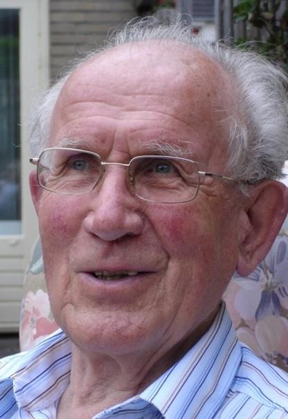 In Memoriam Bauke Kientz, PAØBKI, 1927 2019 Sterven doe je niet ineens, maar af en toe een beetje en alle beetjes die je sterft, t is vreemd, maar die vergeet je Het is je dikwijls zelfs ontgaan, je