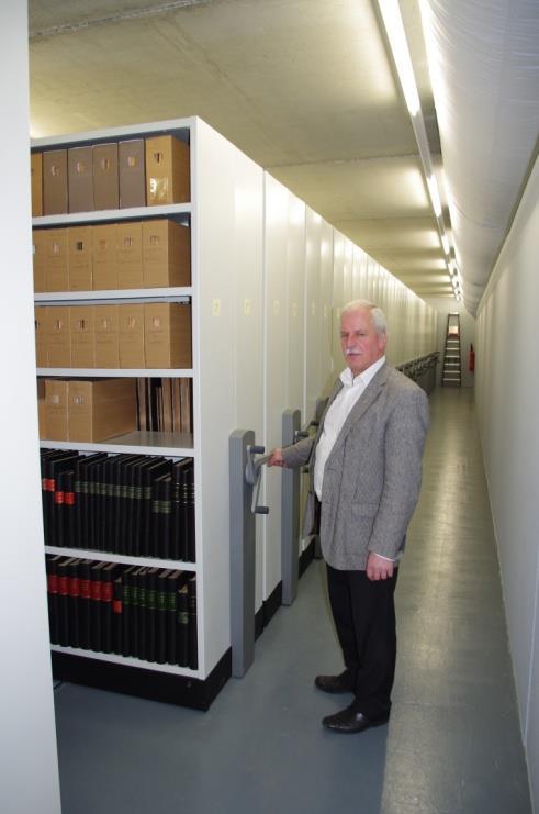 Een trotse archivaris Antoine Prinsen bij zijn nieuwe archief De luchtbehandelinginstallatie is vernieuwd en zorgt voor een perfecte klimaatbeheersing in het archief.