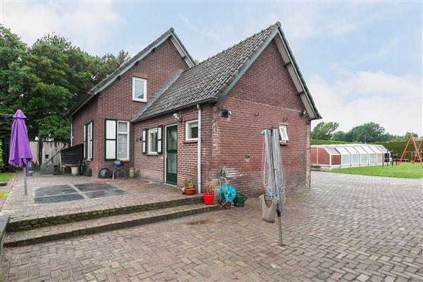 Er is een 2 e achterom naast het huis gesitueerd.