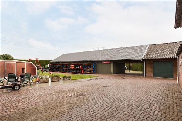 Bijgebouwen: De grote schuur is opgedeeld in een loods, garage en carport.