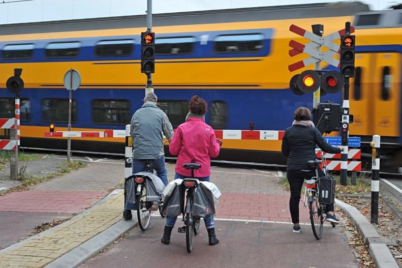 Aanpak spoorweg Guisweg: einde aan lange wachttijden, betere doorstroming Spoorovergang bij station Zaandijk/Zaanse Schans.