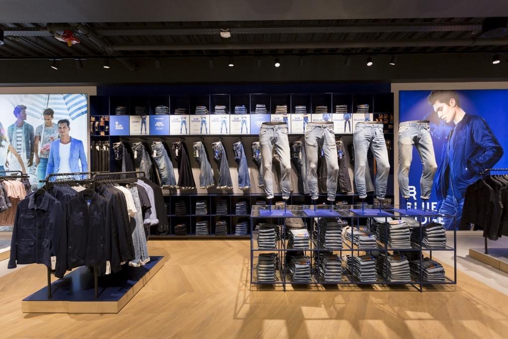 Een noviteit in de flagshipstore in Utrecht is de â&#128;&#152;better Togetherâ&#128;&#153;-paskamer, waar vrouwen gezamenlijk kleding kunnen passen.