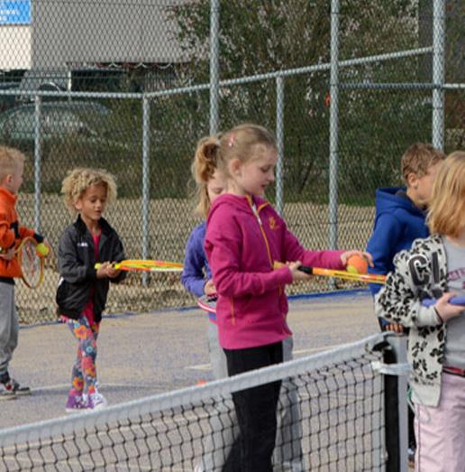 Activiteiten voor jeugdleden Trainingen Voor jeugdleden is het geregeld dat ze in het zomerseizoen tennistraining krijgen, zonder dat daar extra kosten aan verbonden zijn.