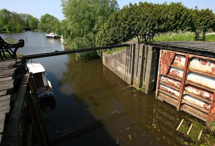 Kabels en leidingen verhuizen In de dijken die samen de Diefdijklinie vormen lopen op allerlei plaatsen nog leidingen van gas, water, electra en telefoon.