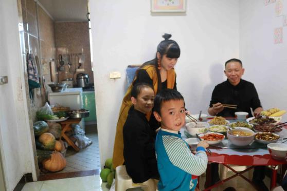 He Xiuwen, Wang Minghui, Yugui en Quilin Zowel Eline als Jim en Wilma hebben ook de familie in Mingjia bezocht. Na het overlijden van opa, vader van Wang Ming Hui, dit jaar is er niet veel veranderd.