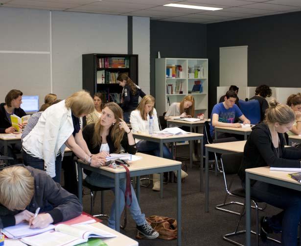 100% Erasmus, wat is dat eigenlijk? Het Erasmus is een particuliere opleiding in Eindhoven en Maastricht, waar iedereen zich voor de volle 100% inzet.