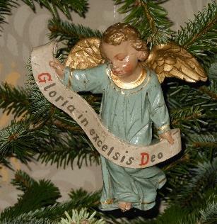 Jeugdhoek DE ENGEL (door Godfried Bomans) Boven, in het topje van de kerstboom, stond een engel. Hoe zij daar gekomen was, dat kon zij zich met de beste wil niet meer herinneren.