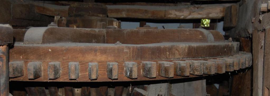 Binnen in de Schouwsmolen: volledig intact houten