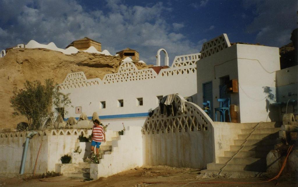 Na het afscheid van iedereen regelen we taxi en gaan naar vliegveld Sharm el Sheikh.