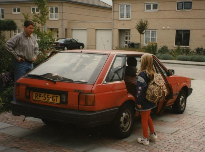 Voor de balie sluiten les Prenenz zich bij ons aan. Nadat we het klafekje zijn gepasseerd kan de vakantie beginnen. Het valt op, dat er waanzinnig veel duikers naar Egypte afreizen, o.a. een grote groep van Piranha uit Geldermalsen.