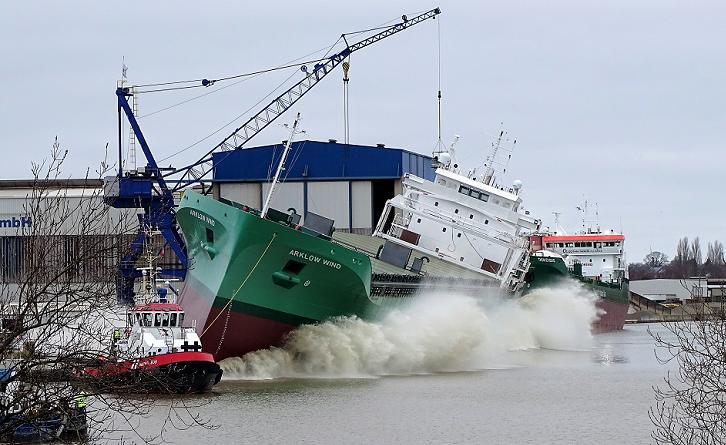 , Monrovia- Liberia, in beheer bij Navigia Shipmanagement B.V., Groningen, roepsein A8ZG5, 17.225 GT, 20.200 DWT, 1436 TEU. 21-12-2018 oprichting van m.s. Escape Bewaarder B.V. te Harlingen, staat bij de Kamer van Koophandel geregistreerd met het KVK nummer 73414956.