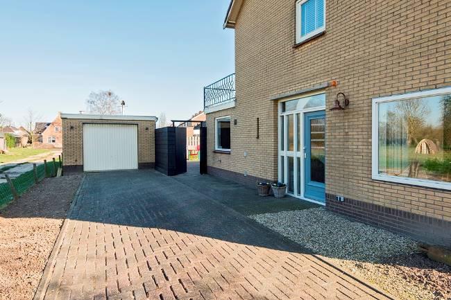 De woning is nagenoeg geheel voorzien van dubbel glas (m.u.v. het glas in de voor- en achterdeur).