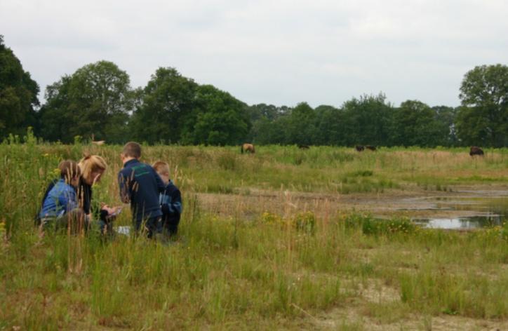 kinderen aan de slag.