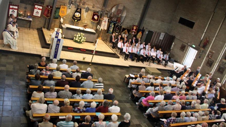 VERSLAG KBO BEDEVAART OMMEL Foto van Siris Op woensdag 15 augustus was het een stralende dag. De Pelgrims kwamen in grote getalen naar de kerk in Ommel en kon voorganger Pastor W.