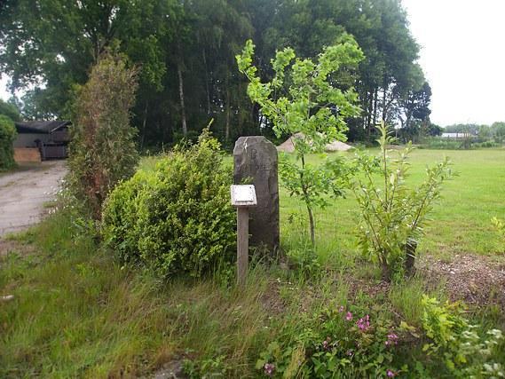 8 Markepaal Markepaal Boekelo Holthuizen Deze makepaal uit 1792 markeert de grens tussen de Marken Boekelo en Holthuizen. Grensgeschillen waren vaak aanleiding tot twisten tussen de Marken.