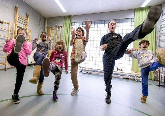 Geïnspireerd door thema s als de seizoenen, de natuur, geschiedenis en de onderwerpen uit bijvoorbeeld de lesmethode Speelplezier, gaan kinderen zingen, dansen, tekenen, vertellen, kijken, luisteren