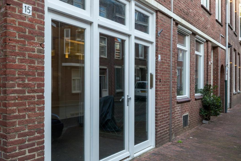 Omschrijving object Algemeen De ruimte is door middel van wanden met glas en verlichting verdeeld in verschillende ruimtes waaronder een