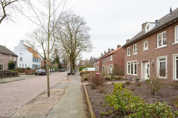 Naast het stallen van de auto in de garage, kunnen op eigen terrein tevens nog twee auto s geparkeerd worden.