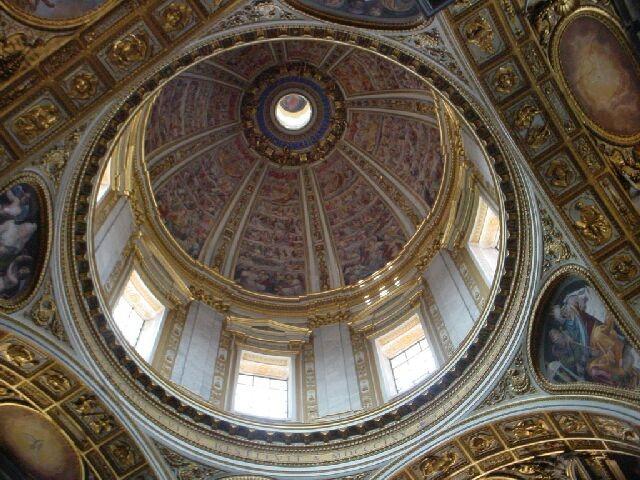 Julius II droeg de architect Bramante op een geheel nieuw ontwerp voor de St.