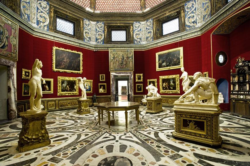 Hoogtepunten in de staatsvorming waren de overwinningen die leidden tot de onderwerping van Pisa en Siena: deze episodes zijn uitvoerig uitgebeeld in fresco s op de zijwanden.