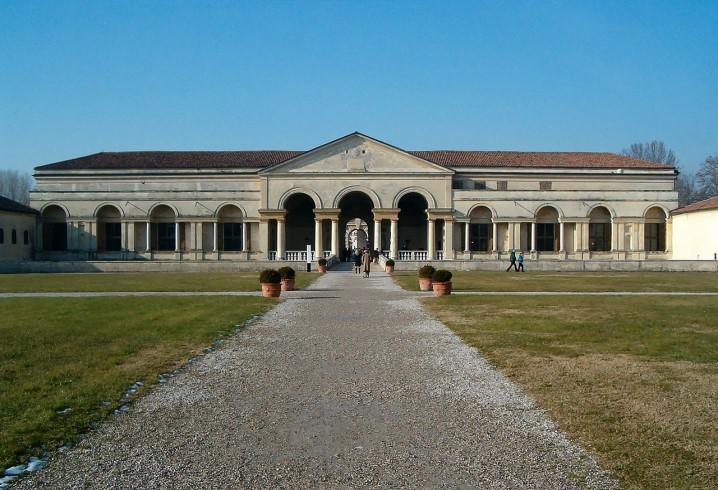 inspireerde Romano zich op het Romeinse huis, maar door de onverwachtse combinatie van klassieke stijlelementen geldt het als één van de meest bijzondere voorbeelden van maniëristische architectuur.