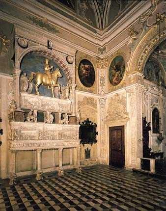 Bergamo: mausoleum voor een condottiere in Venetië De politieke strijd in Bergamo werd in de dertiende eeuw bepaald tussen Welfen en Ghibellijnen, die een bloedige vete werd tussen de families van de