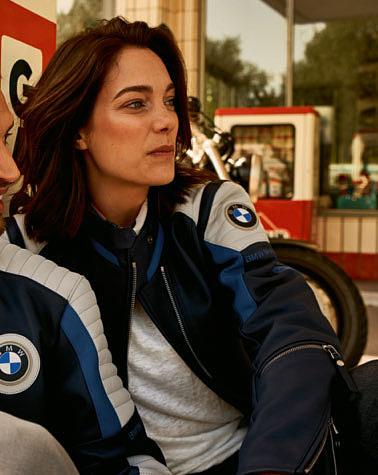 ellebogen. Waardoor de fans van BMW Motorrad zich overal thuis voelen. Casual leren herenjack in used-look Slijt- en scheurvast waterbuffelleer, dikte ca.