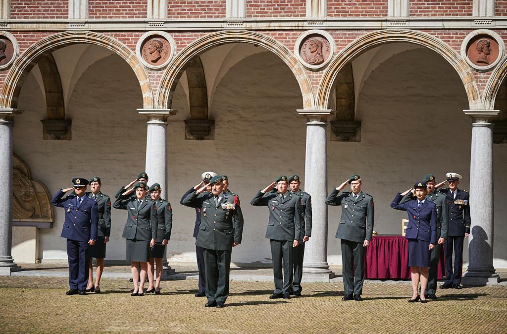 Samenwerking Defensie werkt samen met 12 ziekenhuizen in Nederland. Hier gaan de militair medisch specialisten van Defensie aan de slag als zij niet op uitzending zijn.