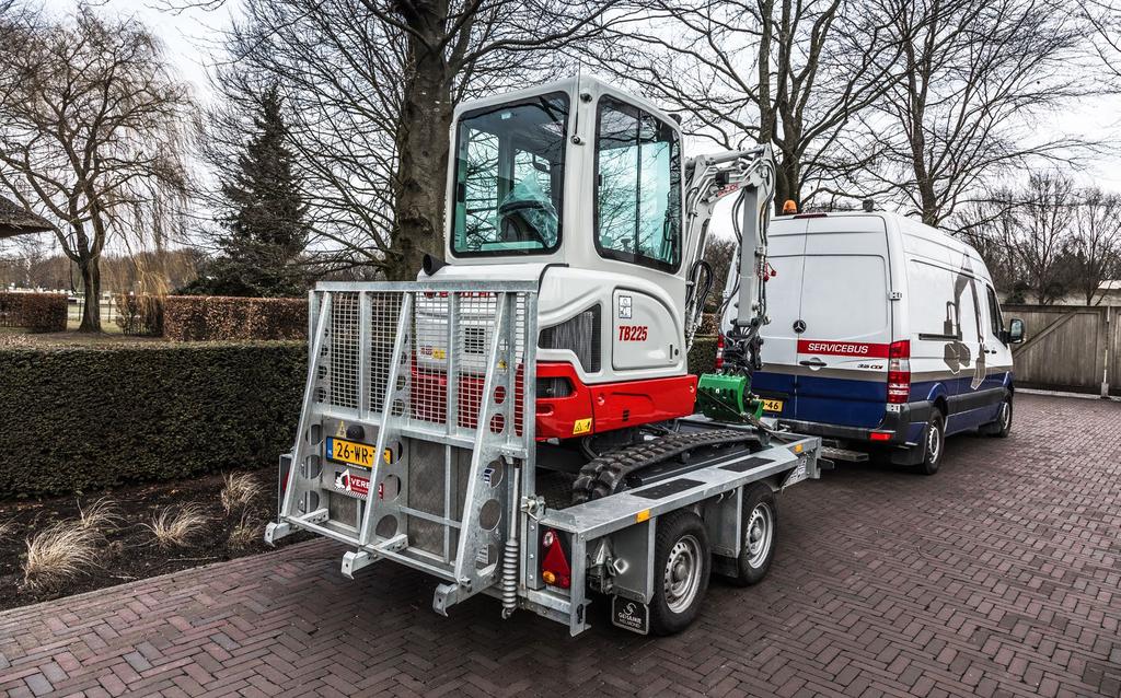 LANGVERWACHT: DE EENVOUDIG TE TRANSPORTEREN- ENORM KRACHTIGE TB225 TAKEUCHI TB225 Deze twee tonner is ontwikkeld voor terreinen waar nauwe ruimtes en smalle paden geen uitzondering op de regel zijn.