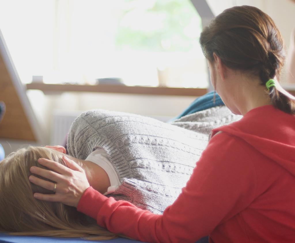 Bewustwording Cranio bij stekende pijn in nek en schouders John Upledger voegde aan de eerste beginselen van de craniotherapeut zijn mild, niet sturend van de osteopathie (naast een andere manier van