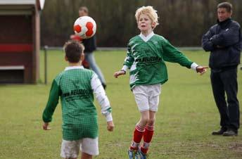 Omdat de selectie van de E2 maar uit 8 spelers bestaat waarvan Wout nog geen hele wedstrijd kan spelen (revalidatie), ging iedereen toch het veld in.