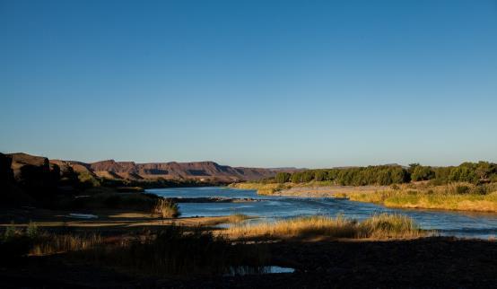 Een vroeg begin van de dag, voor een jeepsafari in het Chobe National Park en in de namiddag een boottocht op de Chobe Rivier.