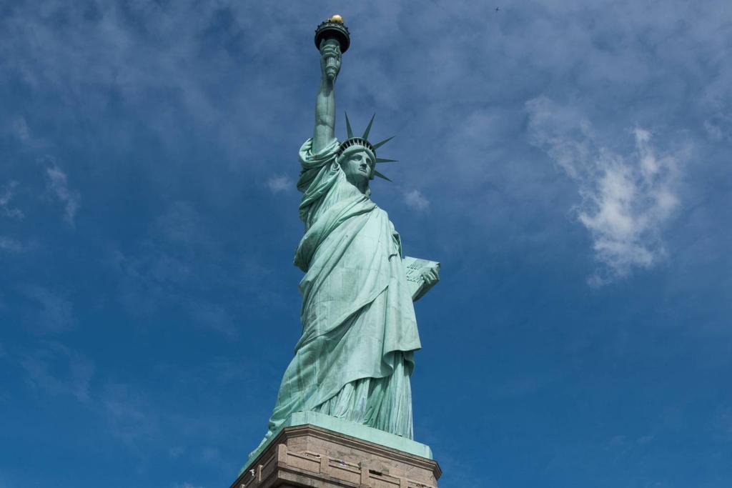 Assignment 3 Statue of Liberty AMERICAN SYMBOLS 1.) Wat is de officiele naam van het Statue of Liberty? 2.) Wanneer en van wie kreeg de USA het Statue of Liberty? 3.) Waar staat het Statue of Liberty?