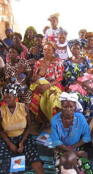 Gezondheidsvoorlichters Les voor de vrouwen Training gezondheidsvoorlichters Samen met verschillende CESCOM gezondheidscentra (Centre de Santé Communautaires) biedt ADI elke vrouwengroep de