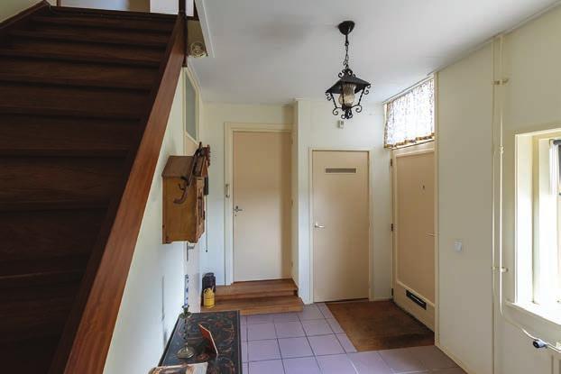 41, sfeervolle woonkamer met een zonnige erker en prachtige, authentieke details, zoals de
