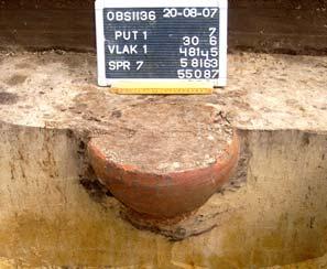 22 OSS BRABANTSTRAAT Figuur 15 Laat middeleeuwse pot in situ in proefsleuf 1. Figuur 16 Tekening van de laatmiddeleeuwse pot (schaal 1:4).