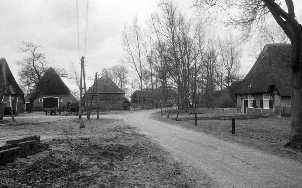 zien. Zijn het grote deuren gebleven met een straatje ernaartoe of verving de eigenaar de baander door grote ramen met een tuintje ervoor? Verderop langs de Veentjesweg liggen nieuwere woningen.