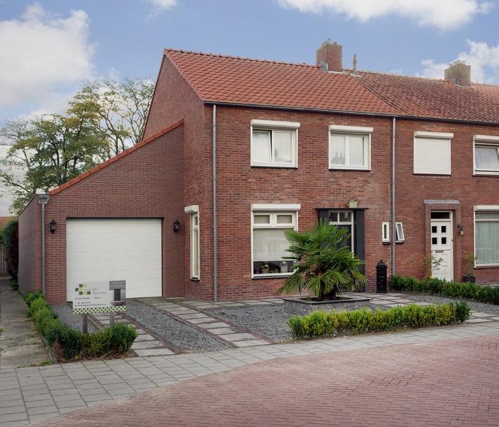 Ruime hoekwoning met een diepe woonkamer met serre, semi-open keuken, 3 slaapkamers, luxe badkamer, garage en royale achtertuin met berging en achterom.