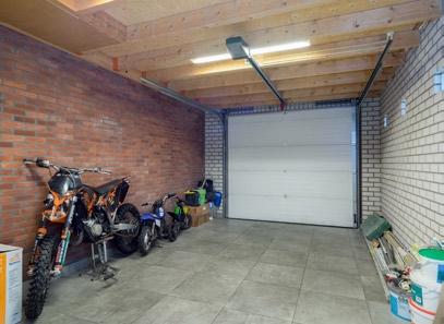 Garage: De garage is gebouwd in spouw