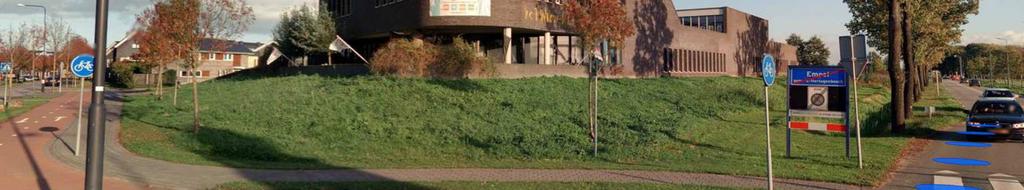 Figuur 7: Tegenover gelegen schoolgebouw, als robuust gebouw in het groene landschap Door de knik in het dakvlak boven de lange gevels van het rechthoekige gebouw te leggen profileren de kortere,