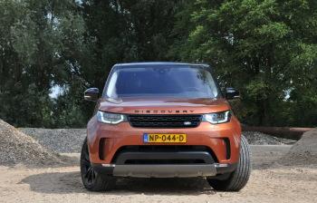 Inmiddels bieden vrijwel alle merken soortgelijke auto's aan, dus om zijn bevoorrechte positie te behouden moet Land Rover razendsnel blijven ontwikkelen. Ontdek de laatste generatie van de Discovery.