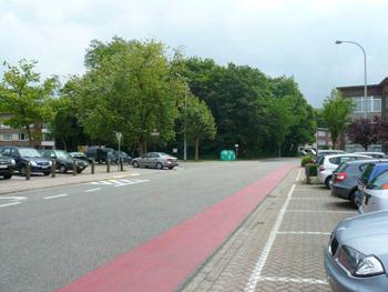 Vandaag is er echter geen duidelijke samenhang en systeem van ontsluiting. Vele auto s rijden doorheen de zeer smalle Schoolstraat bij het brengen en halen van de kinderen.