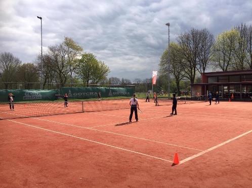 Rond 19:45 uur start de optocht achter het kruis vanaf het park het