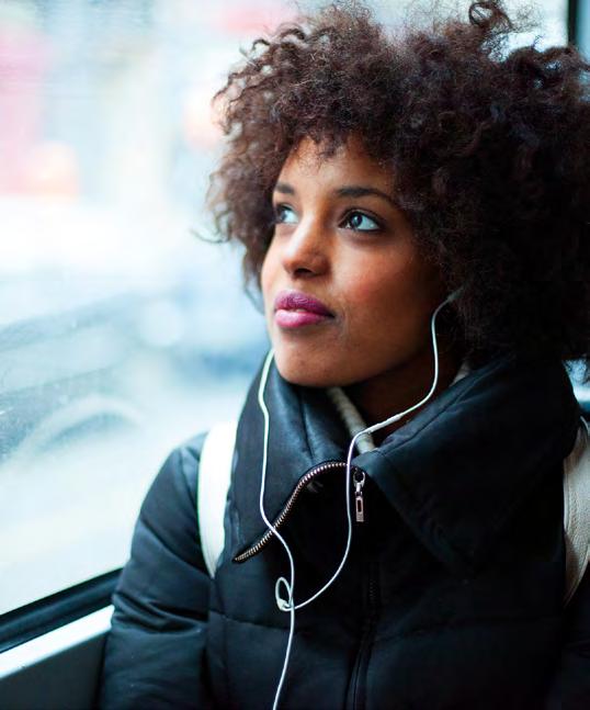 Mannen luisteren gemiddeld langer dan vrouwen. Dat geldt voor het totale luisteren en voor elk van de afzonderlijke luisteractiviteiten.