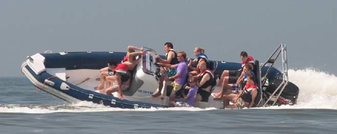 Banaan varen Deze activiteit zorgt voor een behoorlijke adrenalinekick! Met maximaal 10 personen neem je plaats op de banaan die wordt voortgetrokken door een grote speedboot.