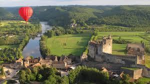 een van de vele prachtige banen, kanoën en kajakken op de Dordogne of de Vézère, ballonvaren over de kastelen en de Dordogne, de Dordogne biedt voor elk wat wils op cultureel, historisch en sportief