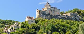 De kastelen Beynac, Castelnaud en Château de Milandes (Joséphine Baker), de tuinen van Marquessac, het tegen de rotsen aangeplakte stadje La Roque-Cageac aan de Dordogne en het stadje Domme met